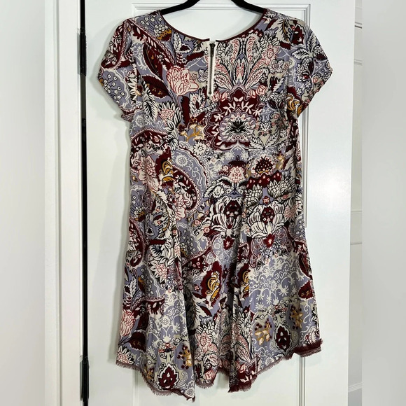 Urban Outfitters Silence + Noise Short Sleeve Floral Dress with Raw Hem (Small) - Picture 4 of 4
